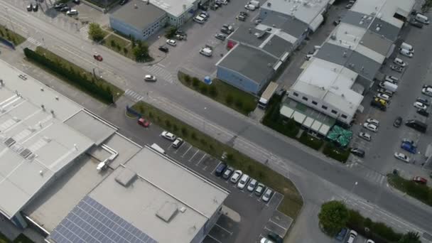 Panorama de diapositivas disparado desde helicóptero que representa una parte industrial de una pequeña ciudad con techos cubiertos con centrales solares — Vídeos de Stock