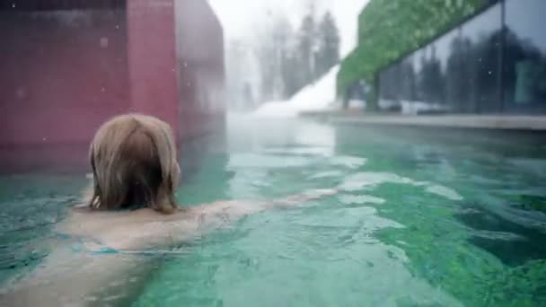Женщина в бассейне — стоковое видео