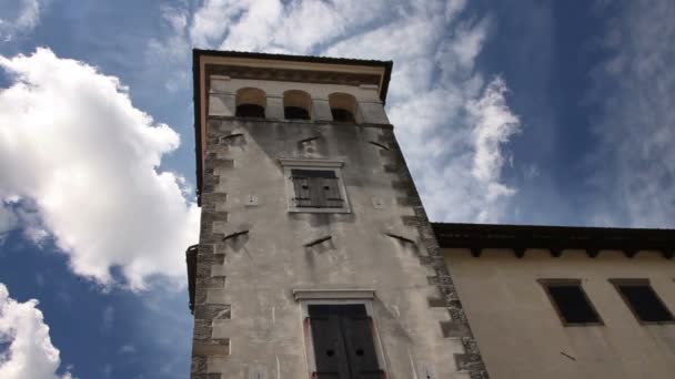 Снимок старой башни с червячьего взгляда — стоковое видео
