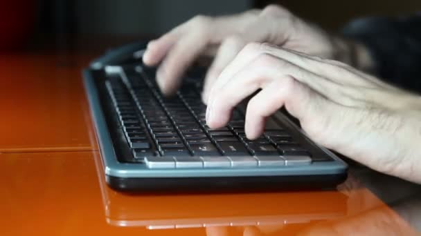 Tiro de um homem mãos digitando em um teclado de computador — Vídeo de Stock