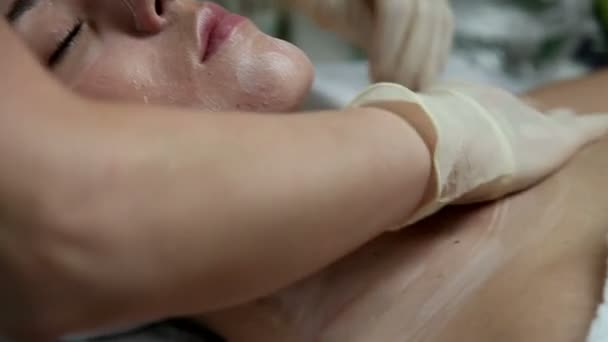 Jovem mulher no salão de beleza spa tendo um cuidado facial — Vídeo de Stock