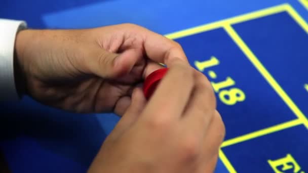 Jugar con fichas de juego y jugar ruleta — Vídeos de Stock