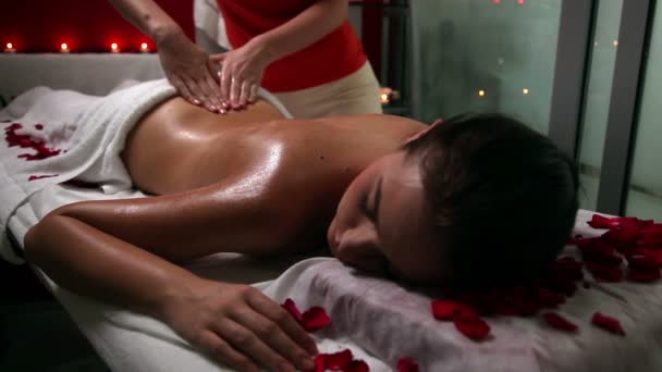 Jovem mulher recebendo uma massagem no spa de beleza — Vídeo de Stock