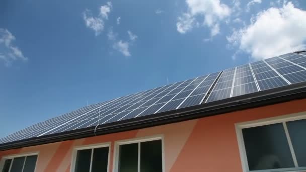 Paneles solares en un techo — Vídeo de stock