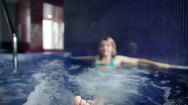 Mujer en la piscina — Vídeo de stock