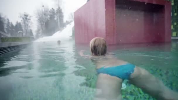 Kvinnan i poolen — Stockvideo