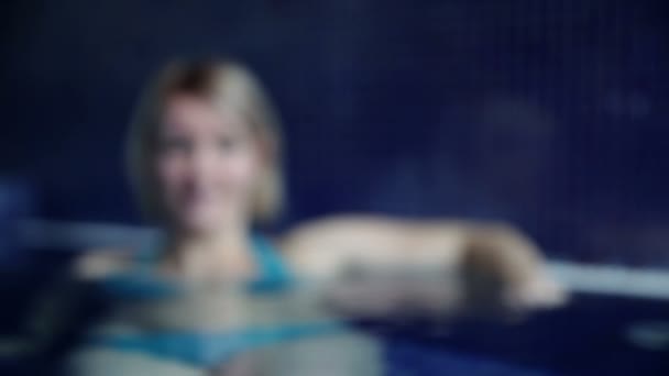 Donna in piscina — Video Stock