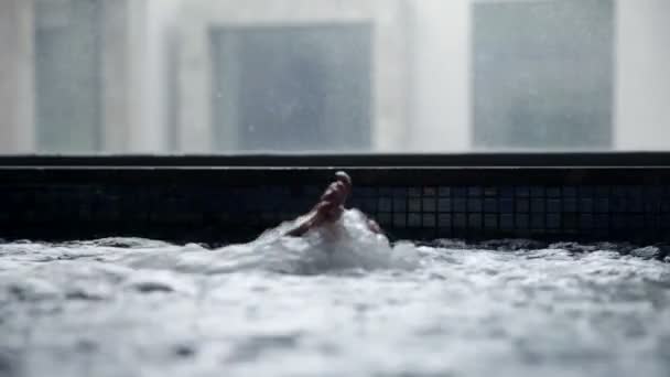 Kvinnan i poolen — Stockvideo