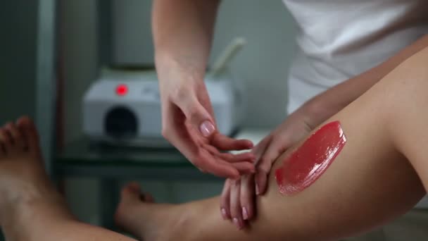 Kobieta o jej nogi woskowane w gabinecie kosmetycznym — Wideo stockowe