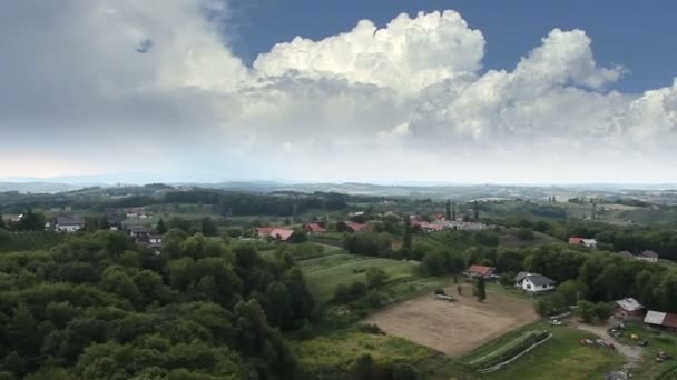 Panorama snímek střílel z vrtulníku, představující údolí s malými městy, s mnoha domů a další infrastruktury — Stock video