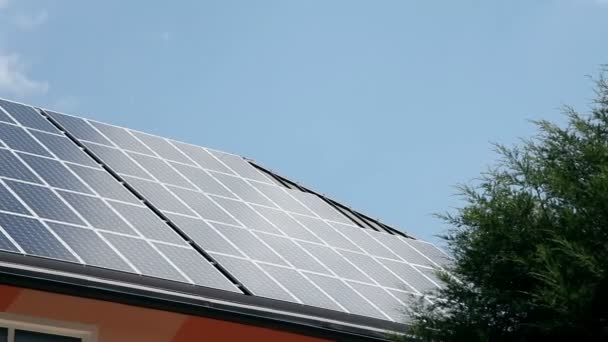 Techo cubierto con paneles solares — Vídeo de stock