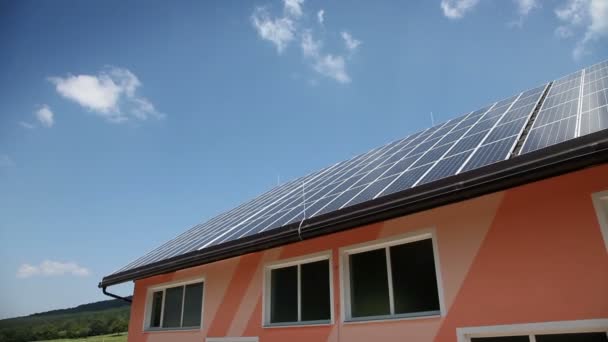 Painéis solares em um telhado — Vídeo de Stock