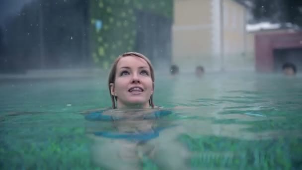 Mujer en la piscina — Vídeo de stock