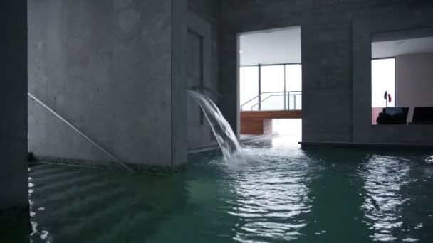 Вода бризкає в басейні — стокове відео