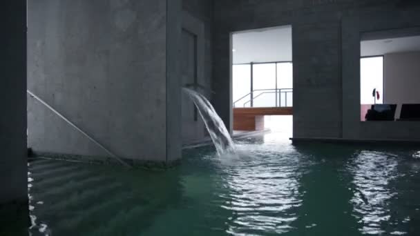 Salpicaduras de agua en la piscina — Vídeos de Stock