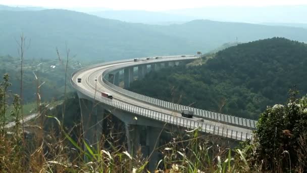 Tiro panorâmico do viaduto Crni kal na estrada — Vídeo de Stock