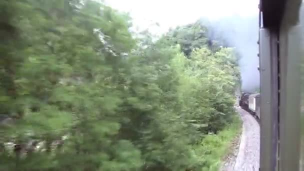 Vue du paysage depuis le train en marche 