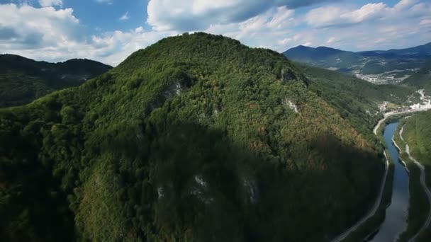 Heuvel bedekt met bos en weide — Stockvideo