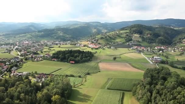 Panorama-Dia-Aufnahme aus dem Hubschrauber, die das Tal mit kleinen Städten mit vielen Häusern und anderen Infrastrukturen darstellt — Stockvideo