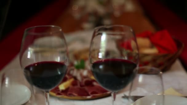 Primer plano de verter vino en el restaurante — Vídeos de Stock