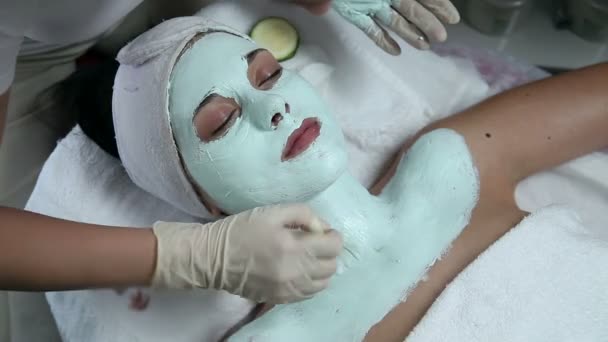 Mujer teniendo una máscara facial — Vídeo de stock