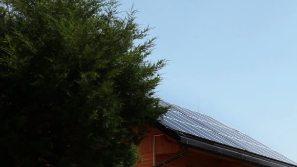 Zonnepanelen op het dak — Stockvideo