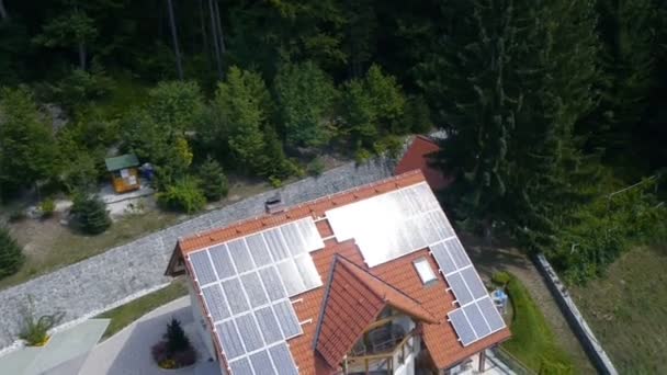 Solaranlage auf Dach — Stockvideo