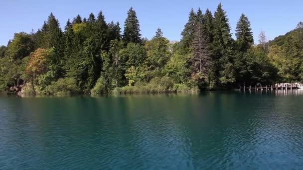 Πλάνο από όμορφα τοπία σε εθνικό πάρκο plitvice, από το πλοίο — Αρχείο Βίντεο