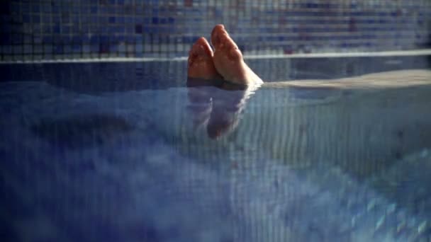 Kvinnan i poolen — Stockvideo