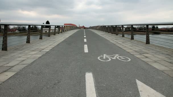 Conducir en una carretera para los ciclistas — Vídeos de Stock