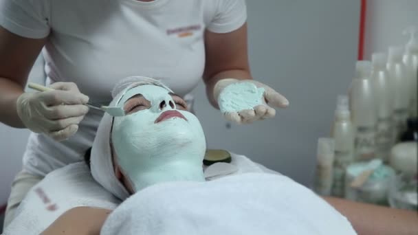 Cosmetician applying mask — Stock Video