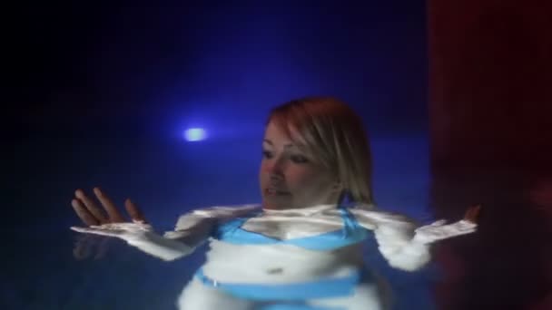 Donna in piscina di notte — Video Stock