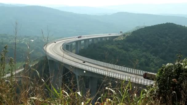 Vista panorámica del viaducto Crni kal en la carretera — Vídeos de Stock