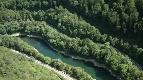 Panorama de diapositivas desde helicóptero que representa las colinas cubiertas de bosque verde — Vídeos de Stock