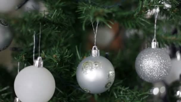 Nära upp skott av dekorativa silver bollar på nya året — Stockvideo