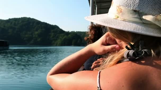 Aufnahme einer jungen Frau, die die Landschaft vom Boot aus beobachtet — Stockvideo