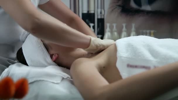 Junge Frau, die eine medizinische Betreuung und eine Massage im Wellnessbereich hat — Stockvideo