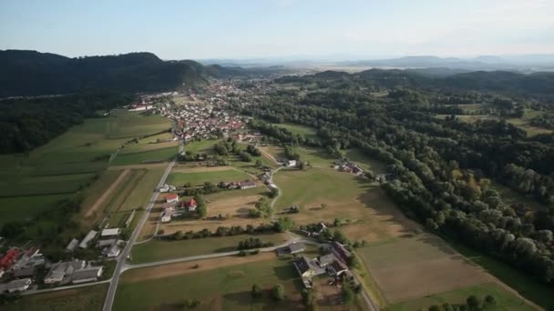 Kleines Dorf auf dem Land — Stockvideo