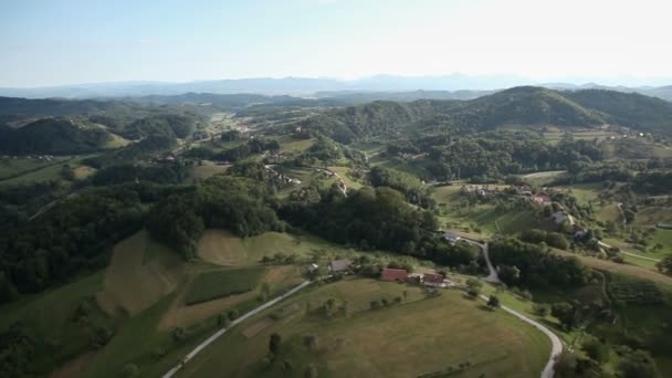 Panoráma slide szemcsésedik-ból helikopter képviselő hegyek borított zöld erdő — Stock videók
