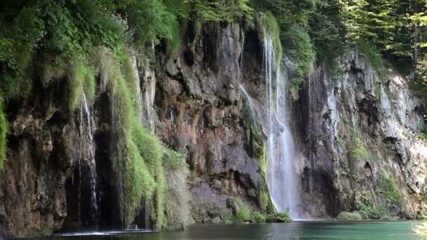 Primer plano de una cascada en el parque nacional Plitvice-Croacia — Vídeos de Stock