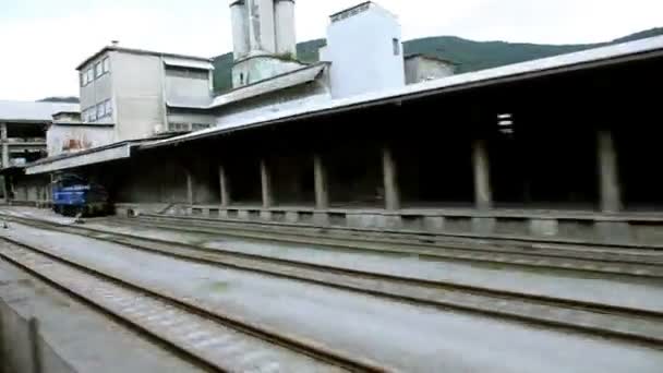 Schot van het landschap van de rijdende trein — Stockvideo