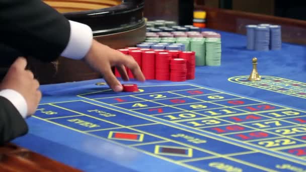 Spela roulette på casino — Stockvideo