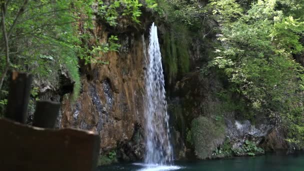 Lille vandfald i nationalparken Plitvice-Kroatien – Stock-video