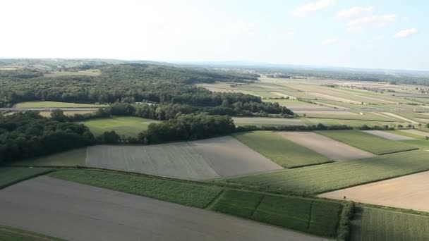 Panorama slajdów zdjęcia z helikoptera, wzgórza i doliny, w środku, która jest wypełniona kilka domów — Wideo stockowe