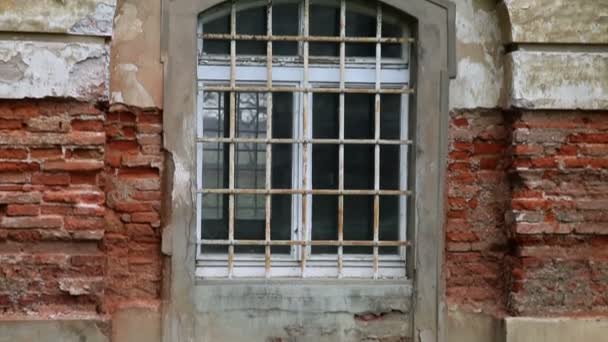 Primo piano di una finestra su un edificio abbandonato e vecchio — Video Stock