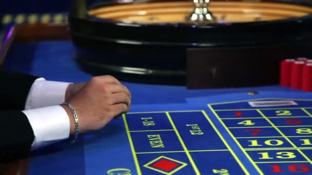 Primer plano de las apuestas en la ruleta del casino — Vídeos de Stock