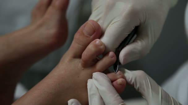 Femme se faire couper les ongles des pieds dans un salon de beauté — Video