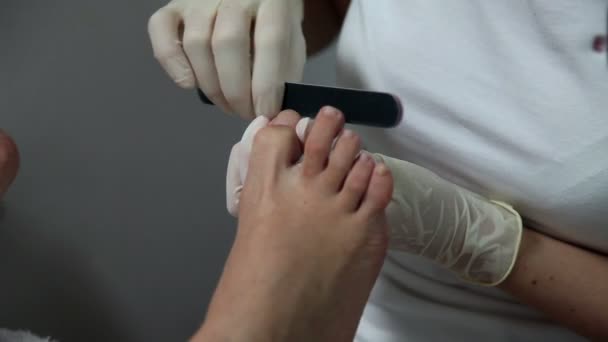 Mujer haciendo dedos de los pies en un salón de belleza — Vídeos de Stock