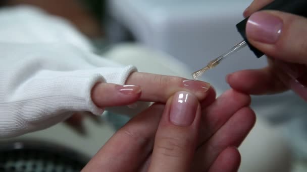 Лакування нігтів в красивому спа-центрі — стокове відео