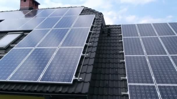 Panele słoneczne na dachu — Wideo stockowe